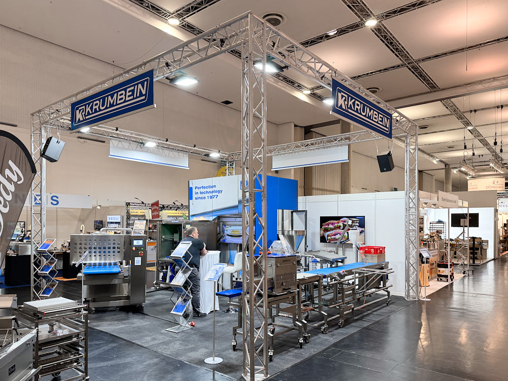 Letzte Vorbereitungen am Messestand, bevor die Sachsenback am nächsten Morgen ihre Türen öffnet.